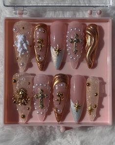 Angel White and Gold Press On Nail Set. With a variety of different gold nail charms! Each order comes with an extra five nails, and an application kit. White Angel Nails Acrylic, Extra Nails Designs With Charms, Glam Gold Nails, Pearl Gold Nails, Gold Gems On Nails, Nail Charms Designs, Jeweled Nails Designs, Pearl And Gold Nails, Gold And Pearl Nails