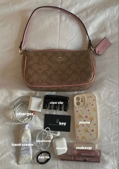 What's In My Mini Bag, Small Purse Aesthetic, Tas Coach, Bag Supplies, Girly Christmas Gifts, Makeup Bag Essentials