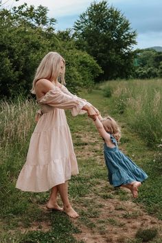 Lifestyle Mommy And Me Photography, Mommy And Me Photo Shoot Toddler, Mother Daughter Photoshoot Baby, Mothers Day Picnic Photoshoot, Mommy And Me Boho Photoshoot, Outdoor Mothers Day Photoshoot, Mother Daughter Picnic, Mother’s Day Shoot, Vintage Mother’s Day Photoshoot