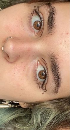 Hippie Eyeliner, Hippie Makeup Looks, Makeup Hippie, Acne Aesthetic, Eye Makeup Inspo, Eyeliner Ideas, Make Up Ideas, Piercing Septum