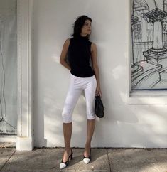 White Capri Outfits, Capri Pants Outfits, Jen Ceballos, Pants For Summer, Capri Outfits, White Capri Pants, European Summer Outfits, White Capris, Pant Trends