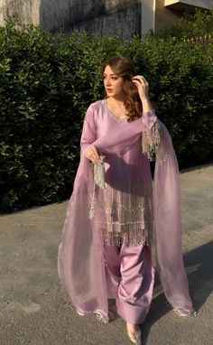 Lavendar Dress Makeup, Contrast Dresses Pakistani, Ali Bhatt, Pakistani Dress Design Ideas, Indian Dress Up, Latest Pakistani Dresses, Surah Fatiha, Trendy Outfits Indian, Latest Dress Design