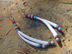 Native American earrings. Dentalium shell, coral, Turquoise (Howlite), Moose hide If you want a custom order :  contact me . Each of my creations is inspired by nature . Thank you and happy ! Handmade Southwestern White Earrings, Native American Beadwork Patterns, Native American Earrings, Beaded Earrings Native, Native American Beadwork, Native Jewelry, Indian Earrings, Turquoise Howlite, Beadwork Patterns