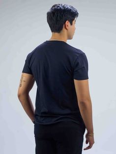 Playera Hombre Slim Fit Negra Calavera Con Águila Tu guardarropa necesita esta playera negra de corte slim fit para que combines con tus jeans favoritos o complementes otro outfit. La Playera para hombre manga corta cuello redondo con aplicación en estampado al frente en plastisol con detalles en Flock y alto contraste para acentuar los detalles. * Composición 100% Algodón * Cuello Circular * Corte Slim Fit * Manga Corta Esta playera negra es un Diseño Exclusivo de Moon & Rain por Tiendas Platin