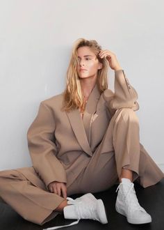 Bea Blazer - Latte Blazer The Frankie Shop The Frankie Shop, Suiting Fabric, Frankie Shop, Branding Photoshoot, Suit Pants, 가을 패션, Model Poses, Fast Fashion, Look Fashion