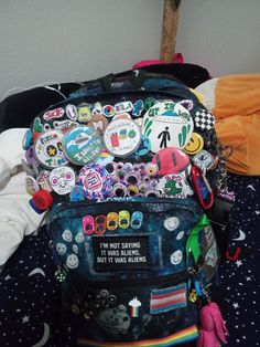 How To Decorate Backpack, Backpacks With Pins, Alt Backpack, Decorating Backpack, Emo Backpack, Backpack Decoration Ideas, Scene Backpack, Decorated Backpack, Grunge Backpack