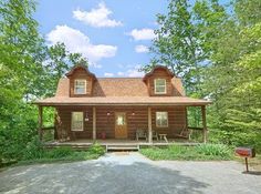 a log cabin sits in the middle of a wooded area