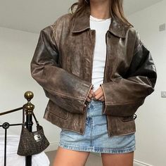 Biker Shorts Outfit, Elegante Casual, School Looks, Fashion Business, Brown Leather Jacket, Mode Inspo, Leather Biker Jacket, 가을 패션, Outfit Inspo Fall