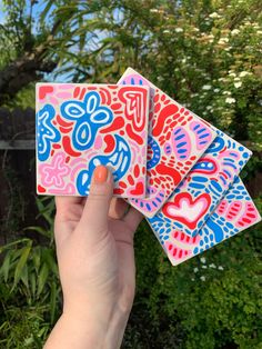 Square ceramic hand painted doodle coasters using Acrylic Paint Pens. White coaster with red, pink and blue design. Set of 4 coasters. Coaster Acrylic Painting Ideas, Painted Coasters Square, Coaster Designs Painted, Costers Diy Paint, Diy Painted Coasters, Coasters Painting Ideas, Diy Coaster Ideas