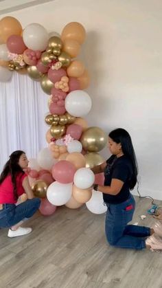 Balloons & Flowers 🌸 Descoperă colecția completă de baloane, flori și articole pt evenimente: https://elefunstore.ro/ 🌸 Nuanțe: desert rose, blush / champagne, alb, chrome gold ✨ #balloons #flowers #balloonsdecor #balloonsideas #organicballoons #balloonsgarland #artificialflowers #driedflowers #eventdecorations #inspiration #ideas #elefunstore Arch Ballons Decoration Diy, Balloon Garland Arch Backdrop, Balloon String Ideas, Porch Party Decorations, Wedding Ballons Decoration Ideas, Balloon Garland Business, Baloon Garland Ideas, Balloon Garland Backdrop