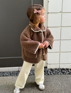 Our bestseller that keeps selling out! Features a blanket stitch detail around collar, pockets, sleeves and bottom of the coat. Fit is oversized and can be worn over layers. Drop shoulder and slight bell at the sleeves. The lining is self and is the backside of the faux sherpa fleece fabric. Functional button closures. We recommend taking your child's normal size in this jacket. *Model is 2.5 years old and is wearing the size 2Y Toddler Girl Fall Outfits 2024, Baby Style Outfits, Vintage Toddler Outfits, Aesthetic Kids Outfits, Kids Style Outfits, Fall Kids Outfits, Toddler Winter Outfits, Scandinavian Kids Clothes