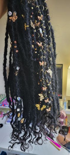 Handcrafted boho locs adorned with butterfly charms, beads and etc.  ~Synthetic hair with human hair ends (Color 1 and ends are natural 1b color) ~60 locs in total and 12 of them are accent butterfly accent locs. ~The locs are around 20-21 inches and the accent locs are around 15 inches. My recommendation installing the accent locs are the soft loc method. Where you take your braid and loop it through the loc hole and crochet the end of your braid through the root or couple inches down your brai Prom Hair Locs, Braid With Charms, Faux Locs Accessories, Flowers In Locs, Boho Crochet Locs, Butterfly Locs With Beads, Unique Loc Hairstyles, Cool Hair Accessories, Locs With Crystals