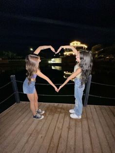 Fun Photos With Friends, Poses To Do With Your Bestie, Sister Goals Pictures, Goofy Pics With Friends, 1 Person Poses, Pics To Take With Your Bff, Best Friends Picture Ideas, Cute Duo Poses, Bestie Friends