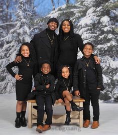 Family Winter Photoshoot Outfits Black, Black Christmas Family Photoshoot, Black Family Of 6 Photoshoot, All Black Family Christmas Pictures, All Black Christmas Pictures, Black Families Photoshoot, Family Photos In Black Outfits, Formal Christmas Pictures Family Black, Blended Black Family