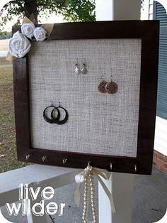 For teen girls?! christmas-gift-ideas-to-make Diy Jewlery, Jewelry Hanger, Jewelry Organizer Diy, Diy Holder, Homemade Jewelry, Diy Homemade, Jewelry Organizer, Diy Schmuck, Diy Organization