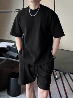 Mens Trendy Outfits Summer 2023, Male Fashion Summer 2023, Outfit Short Hombre, Black Outfit Men Summer, All Black Mens Outfits Casual, Black Casual Outfit Men, Plain Tshirt Outfit Men, Outfits Con Short Hombre, Black Clothes Men