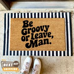 a door mat with the words be grooy or leave, man on it