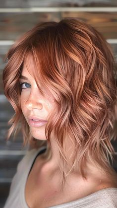 Rose Gold Highlights Red Hair, Rose Auburn Hair, Burgundy Blonde Balayage, Soft Auburn Hair Color, Copper Bob Hair, Two Tone Hair Color Ideas, Short Copper Hair, Two Tone Hair Color, Natural Auburn Hair