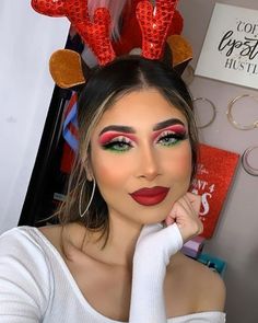 Baddie Christmas Makeup, Christmas Work Makeup, Cute Christmas Eyeshadow Looks, Dramatic Christmas Makeup, Christmas Looks Makeup, Christmas Eyeshadow Looks Easy, Christmas Eye Looks, Goth Christmas Makeup, Easy Christmas Eyeshadow Looks