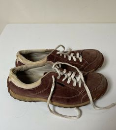 Simple Vintage Maroon/Beige Athletic Causal Sneakers Women's Shoes Sz 9.5. Condition is "Pre-owned". There’s some wear on the back of the heels (see picture). I don’t know if this is how it’s supposed to be, so these will sell as is. Shipped with USPS Priority Mail. Comfy Shoes Aesthetic, Earthy Shoes, Everyday Sneakers Women, Brown Vintage Shoes, Untied Shoes, Cute Red Shoes, 2010 Shoes, Thrifted Shoes, 2024 Shoes