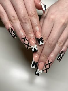 Black And White Nails With Bows, Nail Ideas With Bow Charms, Bow Nails Black And White, Black And White Bow Nails, Black Nails With Bow, Black And White Birthday Nails, Criss Cross Nails, Black And White Square Nails, Cute Nails Black And White