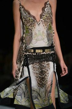 Roberto Cavalli Animal Print, Robert Cavalli, Runway Details, Spring Couture, Animal Print Fashion, Fashion Runway, Roberto Cavalli, Top Dress, Fashion Details