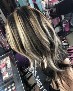 skunk hair y2k Hair Y2k, Chunky Blonde Highlights, Skunk Hair, Blonde Highlights On Dark Hair, Hair Color Streaks, Dark Hair With Highlights, Hair Streaks, Dyed Hair Inspiration, Pretty Hair Color