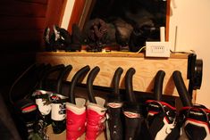 several pairs of skis are lined up on a rack in front of a mirror