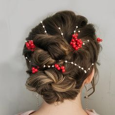 Explore 23 Christmas hair ideas for 2024, offering fun and easy hairstyles for kids and women. From simple styles for kids with black hair to festive braids for women, these cute ideas will help you shine during every holiday occasion. Whether you're working with short hair or going for a bold dyed look, these creative hairstyles will bring joy to your Christmas celebrations. Christmas Hairdos, Christmas Tree Styles, Festive Braids, Festive Hairstyles, Easy Hairstyles For Kids, Tacky Christmas, Hairstyles For Kids