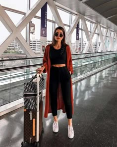 Long Red Cardigan, Comfortable Travel Outfit, Casual Chique Stijl, Cute Travel Outfits, Casual Chic Outfits, Millennials Fashion, Travel Outfit Summer, Travel Outfits