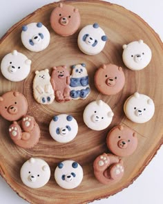 there are many decorated cookies in the shape of bears