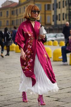 Look Kimono, Kimono Outfits, Simple Spring Outfits, Street Style 2016, Top Street Style, Kimono Outfit, Mode Kimono, Silk Coat, Silk Sleeveless Top