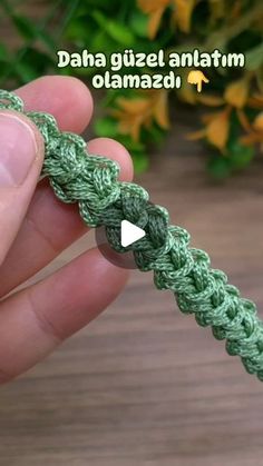 someone is holding a green crochet bracelet with an arrow in the middle and text that reads, daha guizel anatim olamad