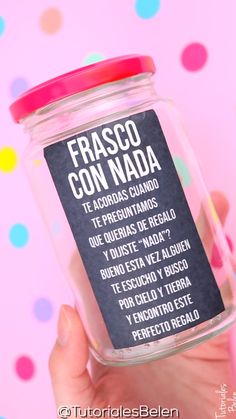 a person holding a jar with some type of label on the lid and it says frasco don't nala