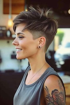 Pixie Hair Cut: 62+ schicke Varianten für moderne Looks - hairtastic.de Short Hair Shaved Sides, Pixie Cut Shaved Sides, Short Punk Hair, Shaved Pixie, Brunette Pixie, Short Dark Hair, Grey Hair Inspiration, Super Short Hair, Brunette Balayage Hair