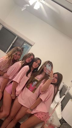 Matching Pjs Friends, Sleepover Outfit, Halloween Costumes 2022, Bff Poses, Girl Sleepover, Round Of Applause, Sleepover Things To Do, Matching Pjs