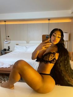 Smiling On Phone, Aesthetic Pictures Baddie, Baddie Body Aesthetic, Poses In Bedroom, Pajamas Black Women, Thick Baddie Outfits, Thick Baddie Aesthetic, Thick Baddie Instagram