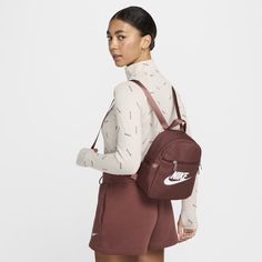 Upgrading a heritage favorite, the Nike Sportswear Mini Backpack is made with at least 55% recycled polyester fibers. It features a felt-lined accessories pocket and a premium webbing handle and shoulder straps. Nike Mini Backpack, Mochila Nike, Mini Mochila, Women Lifestyle, Cute Swag Outfits, Swag Outfits, Mini Backpack, Nike Sportswear, Front Zipper