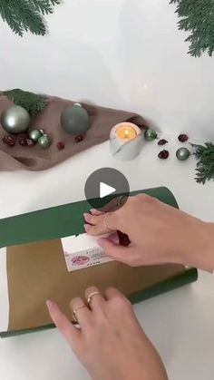 749K views · 4.3K reactions | Linda manera de envolver una caja pequeña sin moño.... Y súper fácil...

#milbolsasrd #packaging #empaques #papel #paper #kraft | By Mil Bolsas RD | Facebook Entertaining Hacks, Gift Wrap Storage, John Oates, Advent Christmas, Daryl Hall, Christmas Centerpieces Diy, Gift Wrapping Bows, Wrapping Gifts