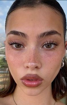 pinterest:thealluregems🫧 || follow for more trending pins!! #thealluregems #explorepage #foryoupage #trending #aesthetic #makeup #summermakeuplooks #naturalmakeup #bridal #makeupoftheday #makeuplover #summer #lashes #clearskin #skincare #beauty #model #instagram Natural Makeup Looks No Eyeliner, Nose Freckles Aesthetic, Makeup Looks With Freckles, Natural Glow Makeup Look, Natural Freckles Makeup, Freckle Placement, Girls With No Makeup, Makeup Without Lashes, Very Natural Makeup