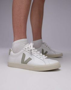 Sko fra VEJA Casual cool: helt perfekt Design med lav profil Lukkes med snørebånd Foret pløs og manchet Med VEJA's signatur-branding Slidstærk ydersål i gummi Slidmønster med struktur City Break Outfit, Veja Esplar, Sacs Tote Bags, Converse Chuck Taylor White, Flip Flop Boots, White Trainers, White Clay, Curves Workout, Maxi Dress Trend