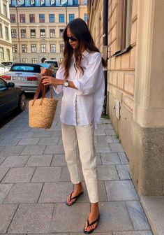 Stile Boho Chic, Casual Chic Outfits, White Shirt Outfits, Europe Outfits, Looks Street Style, Outfit Trends, Outfit Look, Casual Chic Outfit