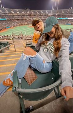 Outfit Inspo Soccer Game, Outfits To Wear With Hats Baseball, Baseball Game Cold Weather Outfit, Cute Fall Baseball Game Outfit, Game Outfits For Women Soccer, Baseball Game Outfit Ideas For Women, Cricket Stadium Outfit Women, High School Baseball Game Outfit, Cute Baseball Game Outfit Cold