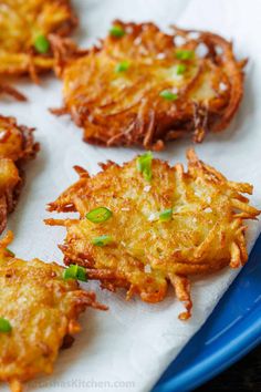 some fried food is sitting on a paper towel