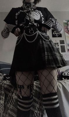 Gothic Nonbinary Fashion, Punk Style Outfits, Alt Outfits, Dark Outfits, Punk Outfits, Alt Fashion, Fashion Inspiration Design, Alternative Outfits