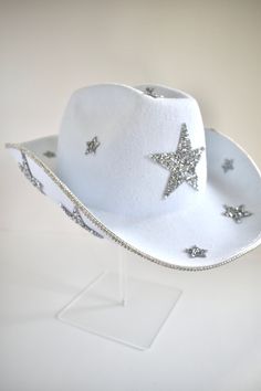 *Alle Hüte sind handgefertigt und auf Bestellung gefertigt* Der Hut ist gelistet: Poser | Weißer Glitzer Strass Stern Cowgirl Hut | Strass Cowboyhut | Festival | Junggesellinnenabschied | Geburtstag | Braut | Strass Cowgirl Dieser Hut ist ein weiß glitzernder Cowboyhut mit Strasssternen rundherum. Unter der Hutkrempe befinden sich ein paar Sterne, wie auf den Bildern zu sehen. Hutverkleinerer sind in der Bestellung enthalten. Alle Hüte sind handgefertigt und alle mit Cowgirl Drip Branding. Dies Rave Outfit, Preppy Gifts, Bridal Invitations, Chapeau Cowboy, Cowgirl Hats, Cow Girl, White Glitter, Rave Outfits, Bridal Gifts