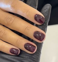 Pinotage Nails, Manicure Ideas For Natural Nails, Gel Nails Natural Nail, Short Chic Nails, Short Nail Inspo Fall, Short Manicure, Simple Manicure, Natural Nails Manicure, Kutek Disney