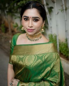 Aarthi Ravi, Green Banarasi Saree, Aarti Ravi, Saree Bengali, Pattu Sarees Wedding, South Indian Silk Saree, Saree Blouses Designs, Blouses Designs, Bengali Bride