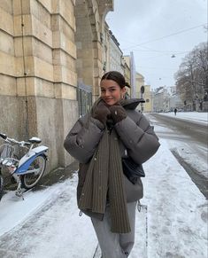 Sandal Tali, Puffer Jacket Outfit, Cozy Oversized Sweaters, Cold Fashion, New York Outfits, Look Adidas, Welcome Winter, Estilo Indie, Weather Outfits