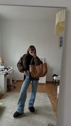 Polene Bag Aesthetic, Uni Bag Aesthetic, Polene Bag Outfit, Brown Bag Outfit, Work Attire Summer, School Bag Aesthetic, Cyme Bag